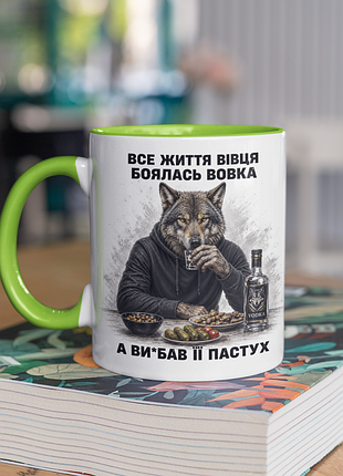 Чашка керамічна з принтом "все життя вівця боялась вовка" 330 мл, біла з зеленою ручкою
