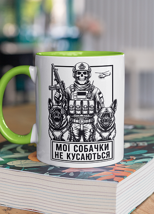 Чашка керамическая с принтом "мой собачки не кусаются зсу" 330 мл, белая с зеленой ручкой