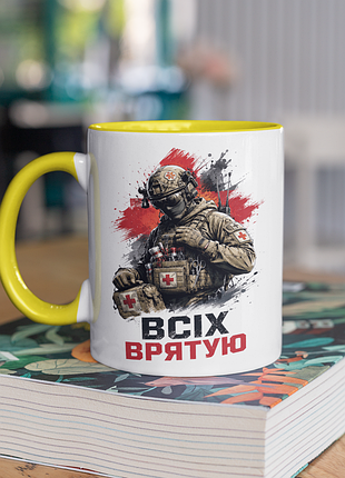Чашка керамическая с принтом "всех спасения бойова медик" 330 мл, белая с желтой ручкой