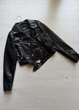 Куртка жіноча stradivarius косуха укорочена чорна з екошкіри