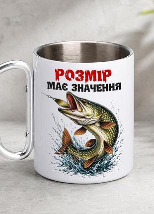 Кружка металева з принтом "розмір має значення" 400 мл з карабіном туристична, біла