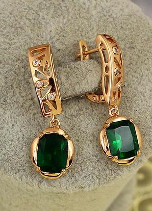 Серьги подвески xuping jewelry рифма с зеленым камнем 3 см золотистые