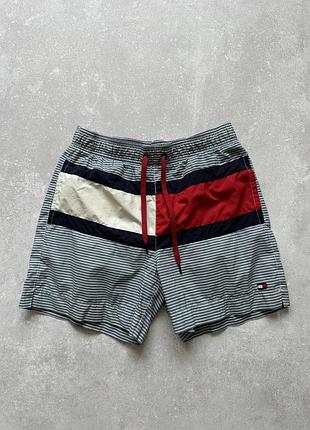 Чоловічі шорти tommy hilfiger у смужку та логотипом спереду