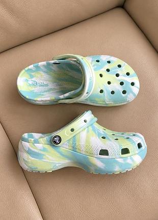 Crocs classic platform tie dye женские сабо кроксы на платформе танкетке крокс