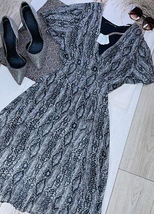Нова шифонова сукня guess xs коротка сукня приталина плаття в зміїний принт
