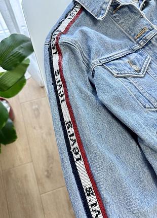 Джинсова куртка ( джинсовка ) levi’s s розміру 5