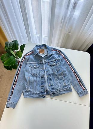 Джинсова куртка ( джинсовка ) levi’s s розміру 2