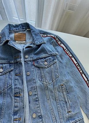 Джинсова куртка ( джинсовка ) levi’s s розміру 7