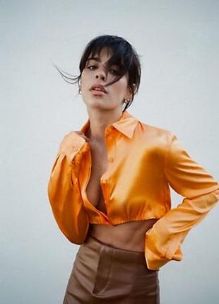 Яскраво-оранжева укорочена сорочка з атласного матеріалу від zara з еластичним низом та довгими рукавами