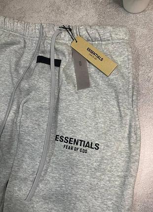 Штани essentials 

размер l

☑️качество 1:1 к оригиналу 
☑️брендовая упаковка
☑️все бирки и этикетки присутствуют
☑️доставка 1-2 дня

price: 1549грн 2