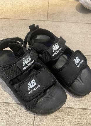 Босоніжки для хлопчика new balance чорні на липучках