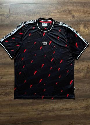 Оригінальна вінтажна футболка umbro x carling у стилі футбольної джерсі. чорна з червоним на лампасах streetwear y2k sk8 колекційна ретро