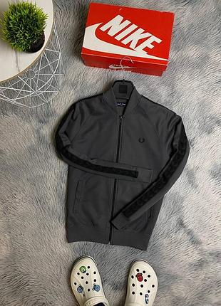 Мужской бомбер серого цвета на лампасах fred perry олимпийка кофта худи черная синяя