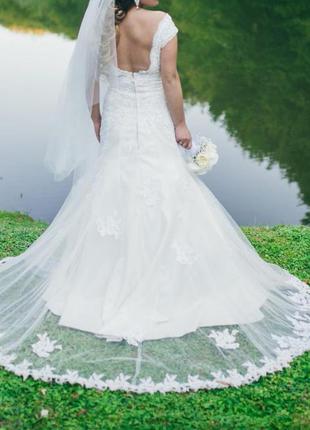 Шикарное гипюровое свадебное платье с хвостом открытой спиной айвори