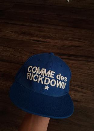 Кепка-снепбек comme des fuckdown синя з білим вишитим написом