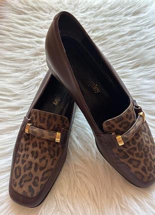 Жіночі лофери russell & bromley бордові шкіряні з леопардовим принтом