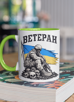 Чашка керамічна з принтом "ветеран" 330 мл, біла з зеленою ручкою
