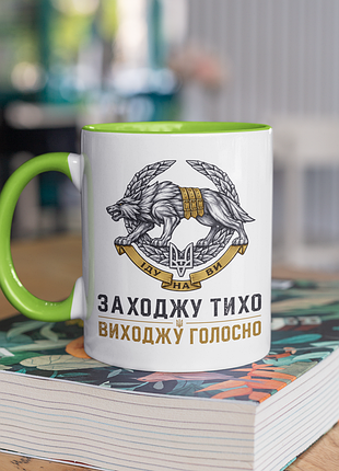 Чашка керамічна з принтом "ссо заходжу тихо виходжу голосно" 330 мл, біла з зеленою ручкою