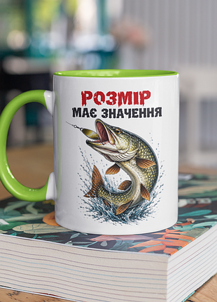 Чашка керамічна з принтом "розмір має значення" 330 мл, біла з зеленою ручкою