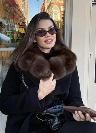 Пальто жіноче чорне з хутряним коміром