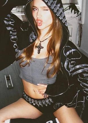 Трендовое худи со стразами 3