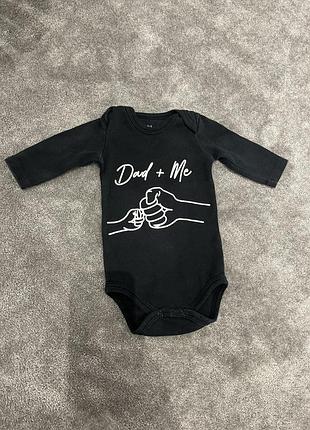 Чоловічок боді унісекс чорний з довгим рукавом з принтом dad + me