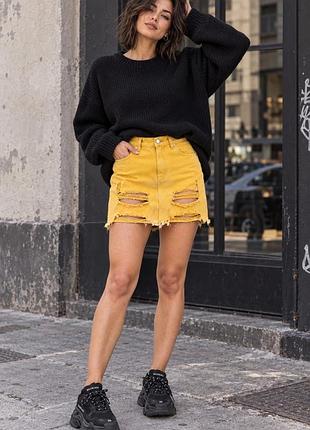 Джинсова мініспідниця prettylittlething гірчично-жовта з рваним декором, розмір m