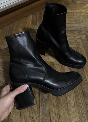 Чоботи жіночі stradivarius чорні на підборах