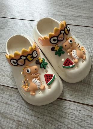 Босоніжки та сандалі унісекс crocs білі з динозаврами, довжина устілки 15 см