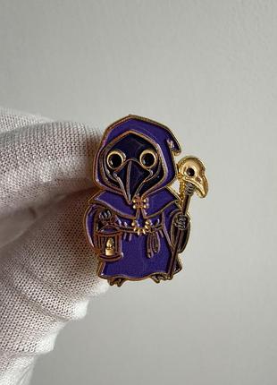 Пін значок металевий брошка чумний лікар у фіолетовому плащі, plague doctor halloween хелоуін хелловін геловін