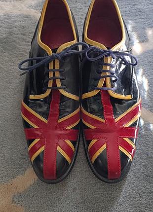 Супер круті акцентні оксфорди з лакованої шкіри moschino з британським прапором
