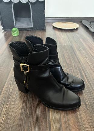 Черевики жіночі bosi чорні, розмір eur 39, довжина устілки 25 см, матеріал шкіра