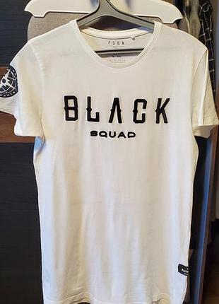 Біла чоловіча футболка бренду fsbn (new yorker) з лінійки black squad.