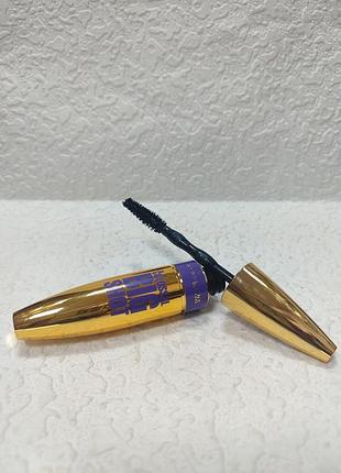 Тушь для ресниц maybelline new york the colossal big shot mascara с золотистым корпусом и фиолетовыми надписями