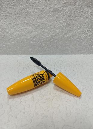 Объемная тушь для ресниц maybelline new york volum' express the colossal smoky black в ярко-желтом тюбике с черной надписью