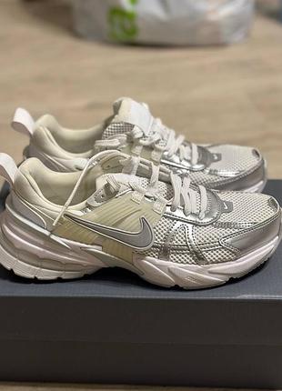 Кросівки жіночі nike v2k runtekk білі, сріблясті, розмір 38,5