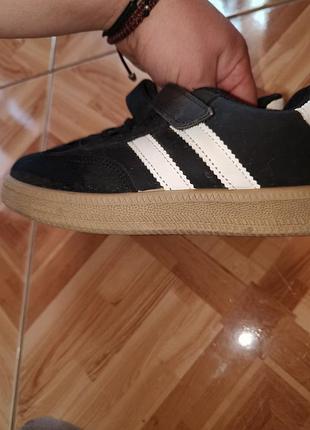 Кросівки універсальні adidas чорні з білими смужками