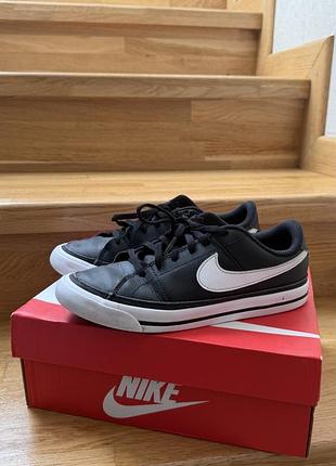 Кеди nike чорні з білими елементами