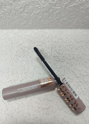 Туш для вій maybelline new york lash sensational body у матовому пудровому тюбику із золотистими об'ємними написами.