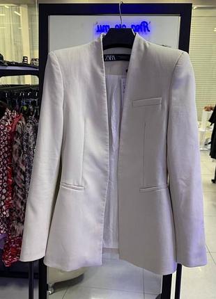 Світлий приталений блейзер zara