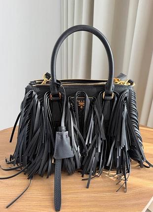 Жіноча сумка prada limited edition з бахромою, чорна
