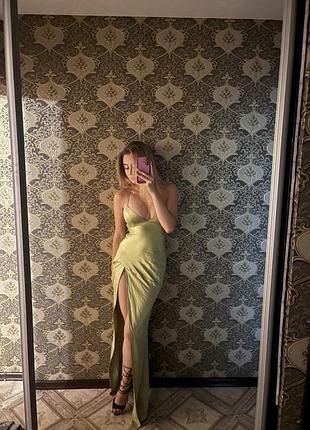 Длинное платье с декольте
