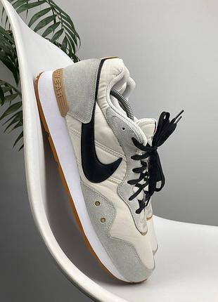 Кросівки nike сірі з чорним логотипом
