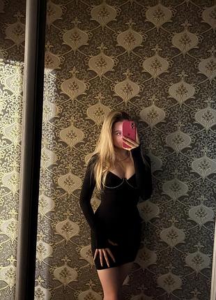 Платье с открытым декольте