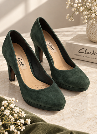 Clarks 🌿 роскошные замшевые туфли на платформе — глубокий зелёный