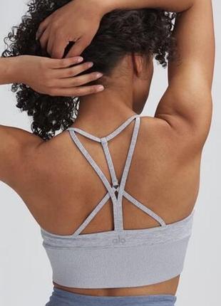 Спортивний топ alo yoga alosoft lavish bra у світло-бузковому відтінку з характерними перехресними бретельками на спині,  s