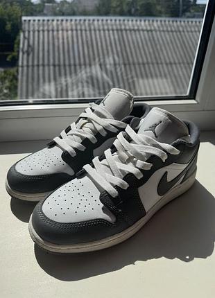 Кросівки унісекс nike jordan 1 low bg сірі з білим