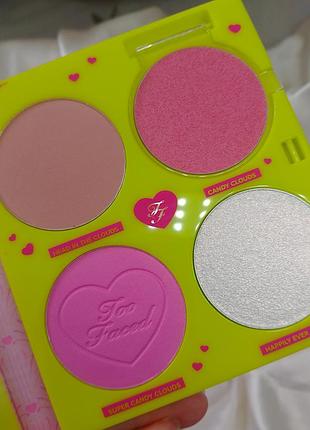 Набір декоративної косметики too faced палетка для обличчя з рум'янами та хайлайтером