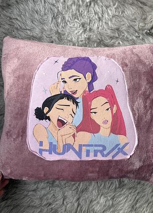 Ексклюзивна плюшева подушка  k-pop demon hunters / huntrx / к - поп мисливці на демонів