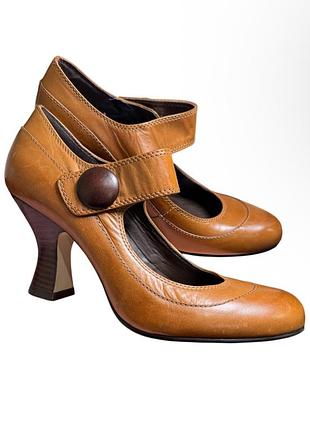 Коричневые кожаные туфли carvela на каблуке с ремешком и декоративной пуговицей
